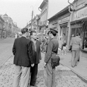 Kaposvár, Fő utca, távolban az Anker-ház, mögötte a régi Vármegyeháza- 1955 (Forrás: Fortepan/iMRe)
